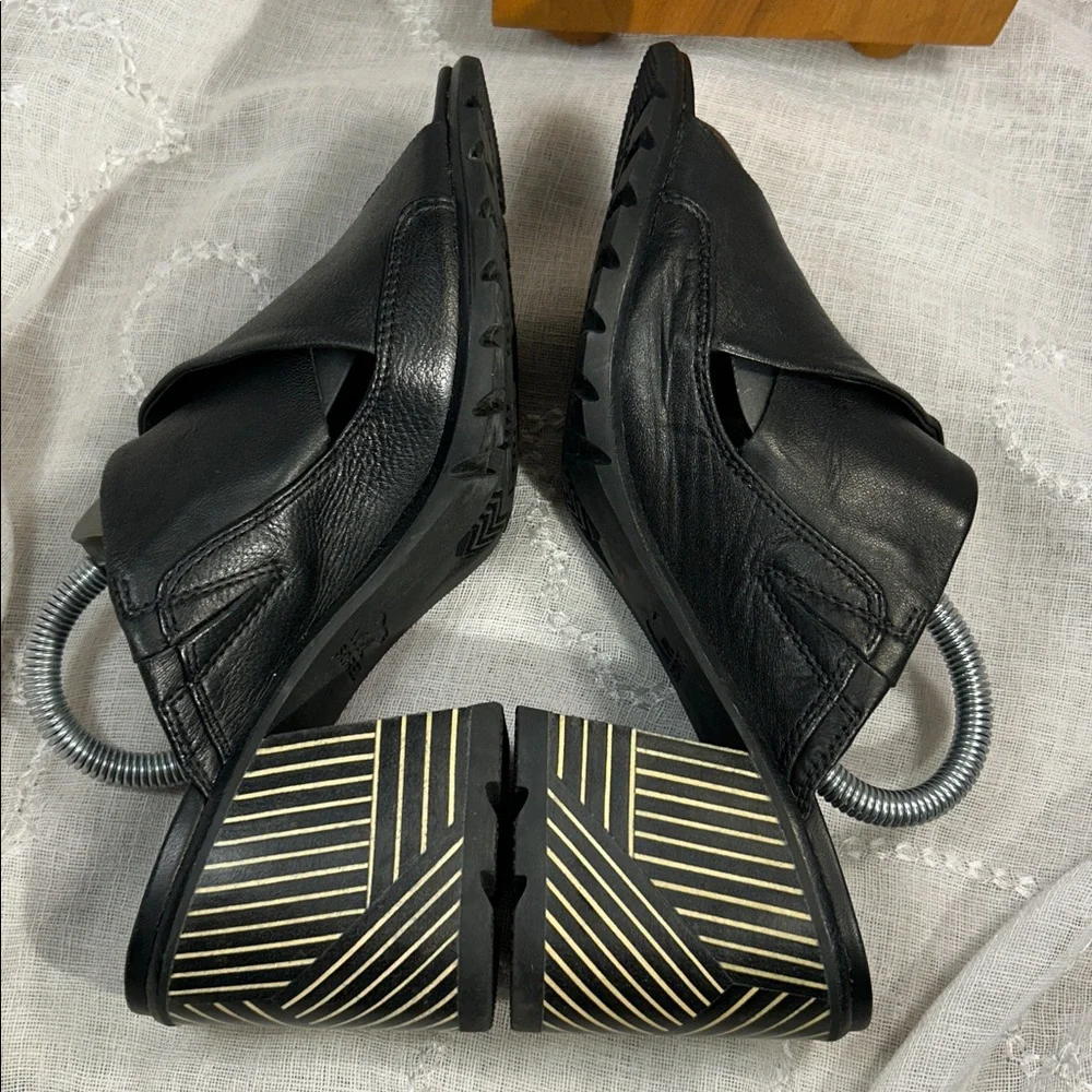 Sorel almost NEW soft glove leather slide in stacked heel sandals
